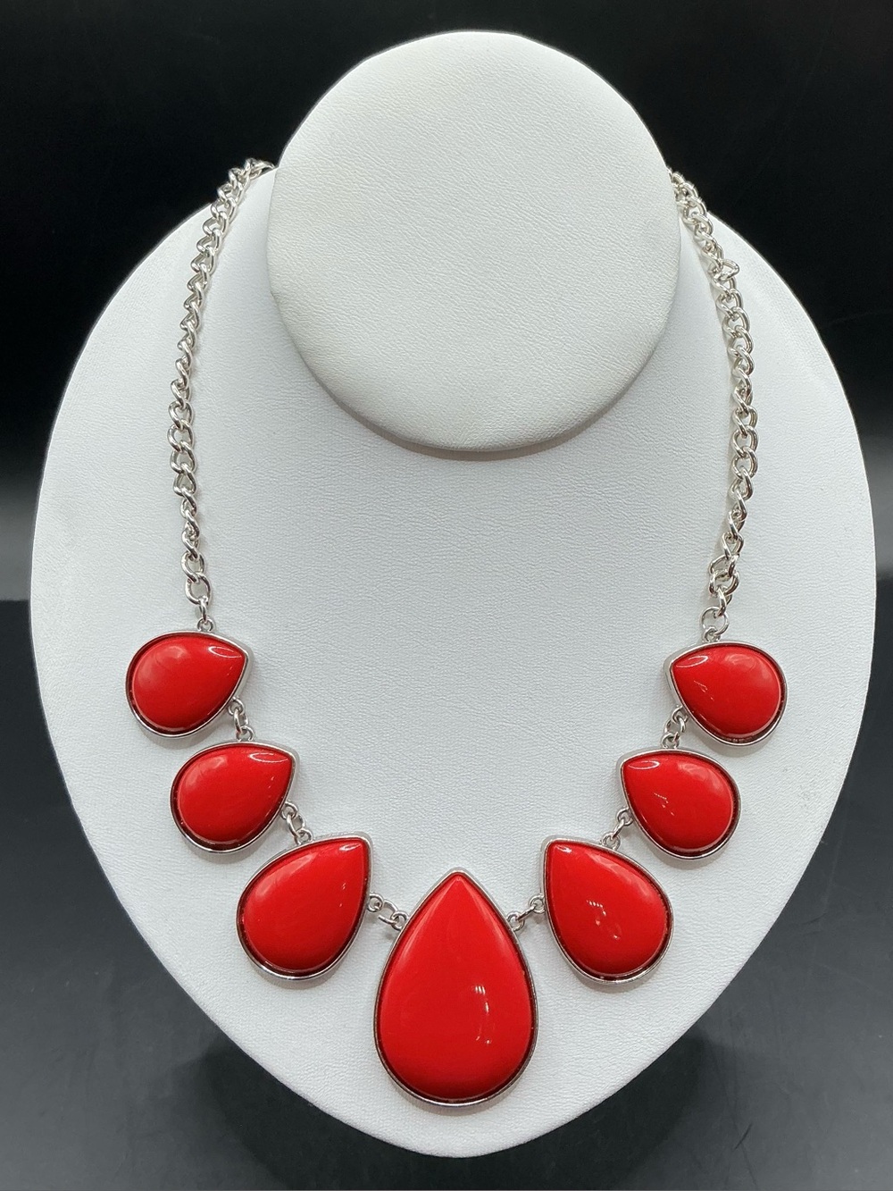 SILVERTONE CHUNKY RED TEARDROP STATEMENT NECKLACE